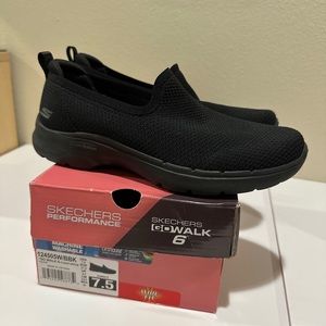 Skechers GoWalk Slip-on Black size 7.5 Wide